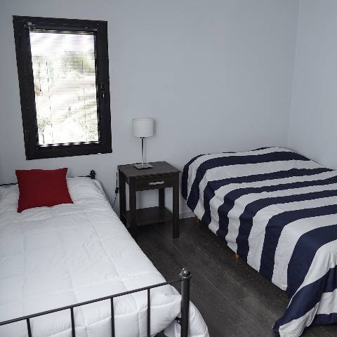 Tercera habitación con cama simple y una doble