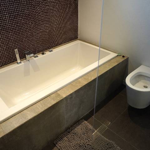 Tercer baño con bañera y ducha